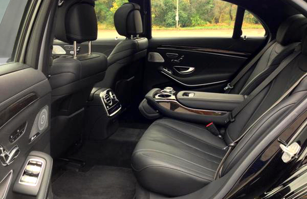 Interior de los asientos traseros de coche sedán de lujo Mercedes S500 W221 en Singapur