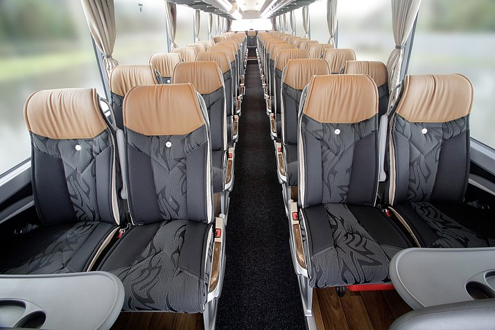 Interior de asientos traseros de autobús para 44 pasajeros en Singapur